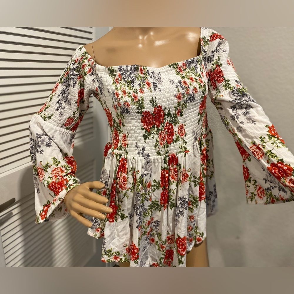 Torrid Scrunchie/floral/ditzy /flirty off shoulder flare sleeves top - Picture 6 of 9